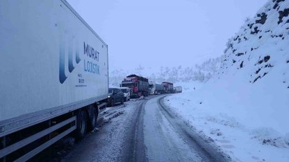 Şırnak-Hakkari yolu ulaşıma kapandı: Araçlar yolda mahsur kaldı