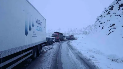 Şırnak-Hakkari yolu ulaşıma kapandı: Araçlar yolda mahsur kaldı