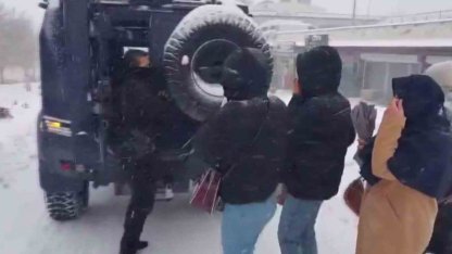 Şırnak’ta kar alarmı: Polis mahsur kalan vatandaşların yardımına koştu