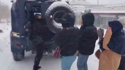 Şırnak’ta kar alarmı: Polis mahsur kalan vatandaşların yardımına koştu