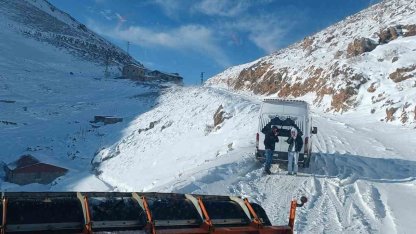 Şırnak’ta karda mahsur kalan 12 kişi 3 saatlik çalışmayla kurtarıldı