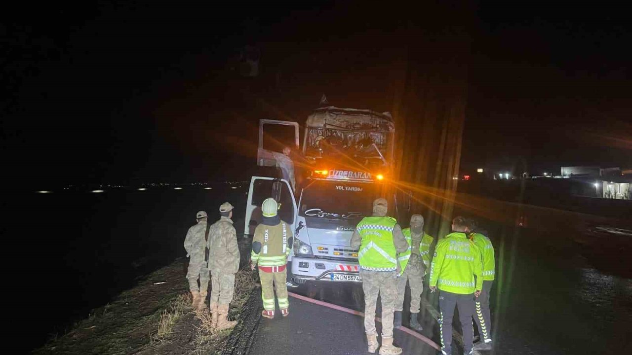 Şırnak’ta seyir halindeki tır alevlere teslim oldu