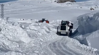 Şırnak’ta tipi, köy yollarını ulaşıma kapattı