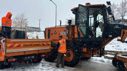 Şırnak’ta "turuncu kod" alarm: 22 araç yollarda kaldı