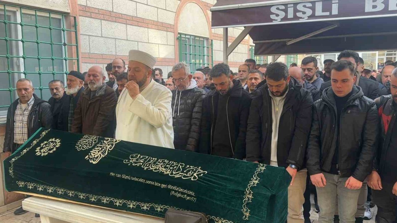 Şişli’de otomobilin kaldırıma çıkarak yayaların arasına daldığı kazada ölen kişi son yolculuğuna uğurlandı