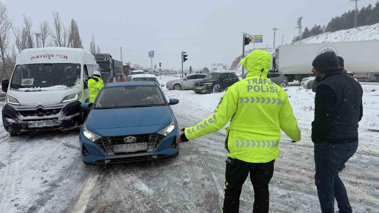 Sivas’ta etkili olan kar, hayatı durma noktasına getirdi