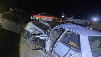 Siverek’te otomobiller kafa kafaya çarpıştı: 2’si ağır 7 yaralı