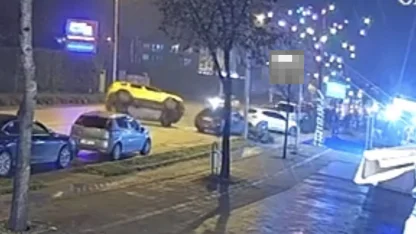 Taksi park halindeki otomobile çarpıp yan yattı