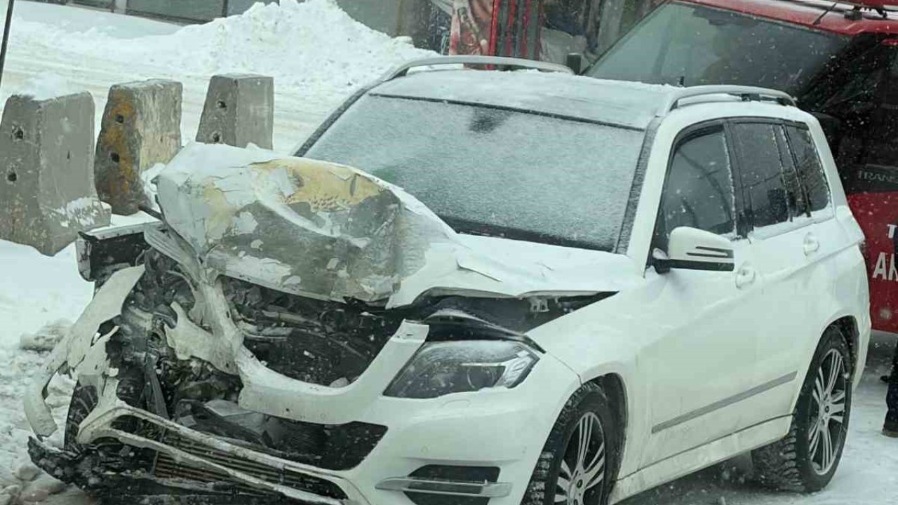 Tatvan Belediye Başkanının makam aracı kaza yaptı