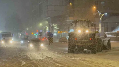 Tatvan’da 15 köy yolu ulaşıma kapadı: Merkezde kar kalınlığı 50 santimetreye ulaştı