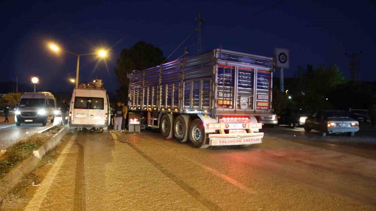 Tır işçi minibüsüne çarptı: 2 yaralı