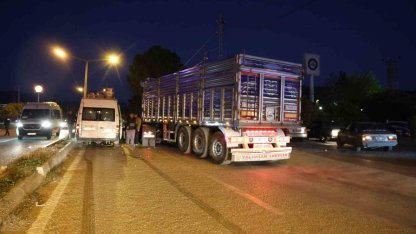 Tır işçi minibüsüne çarptı: 2 yaralı