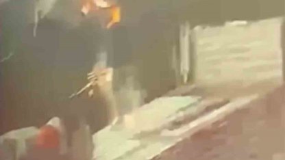 Tırdan yük indiren şahsa yıldırım isabet ettiği anlar kamerada