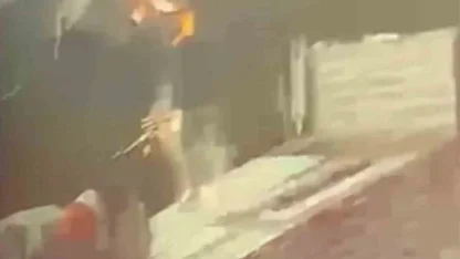 Tırdan yük indiren şahsa yıldırım isabet ettiği anlar kamerada