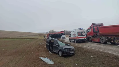 Tırın dorsesi hafif ticari aracın üzerine devrildi: 2 yaralı