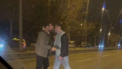 Tırın önüne atladı, trafiği kilitledi