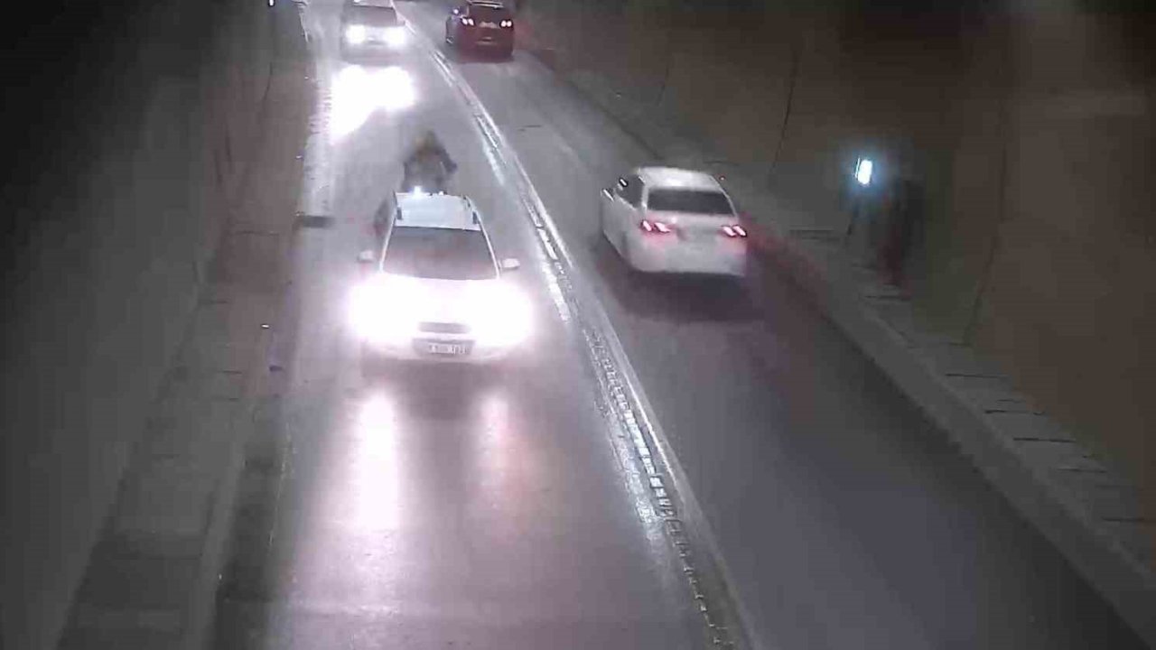 Tünelde bir anda duran otomobile motosiklet çarptı: Kaza anı kamerada