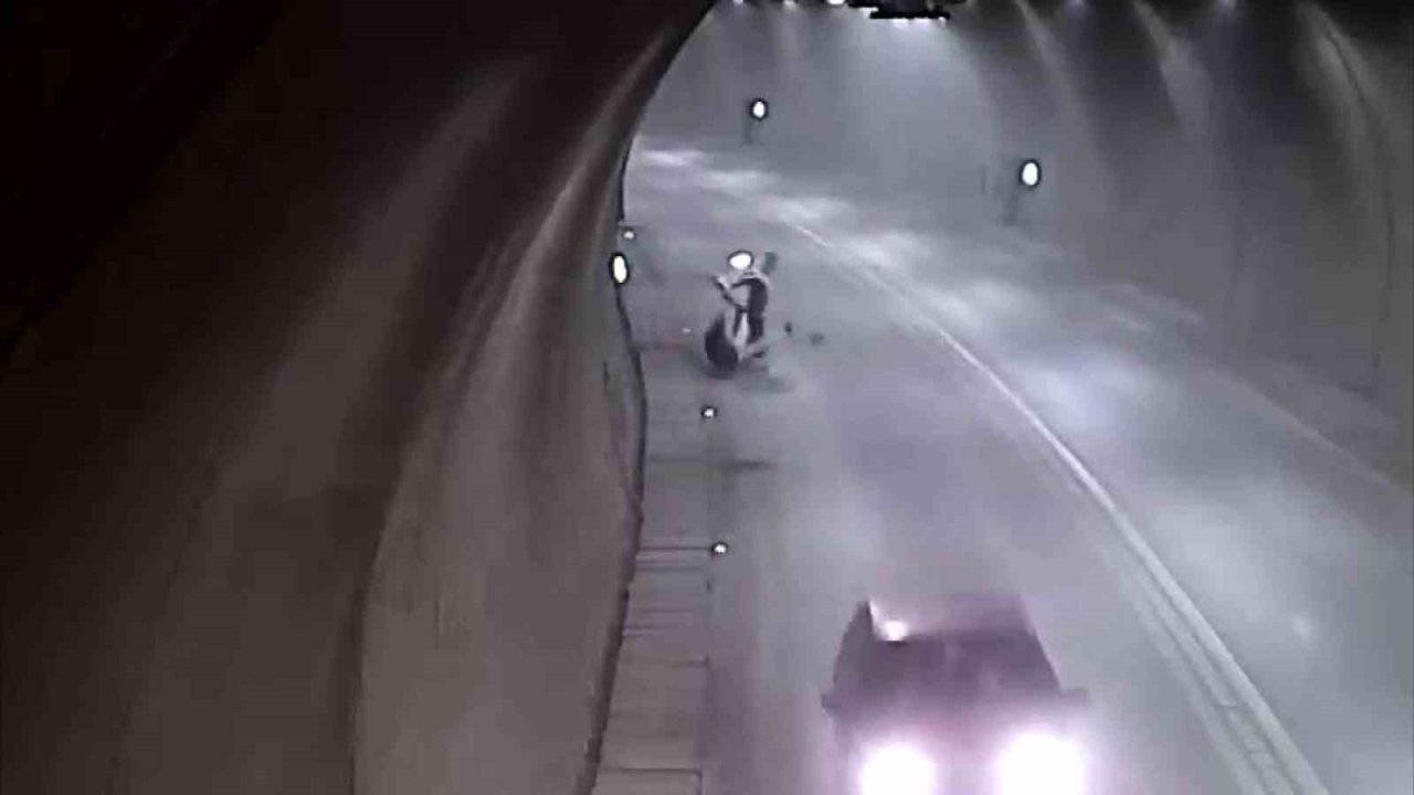 Tünelde motosikletle takla attı, bir dakika sonra yoluna devam etti