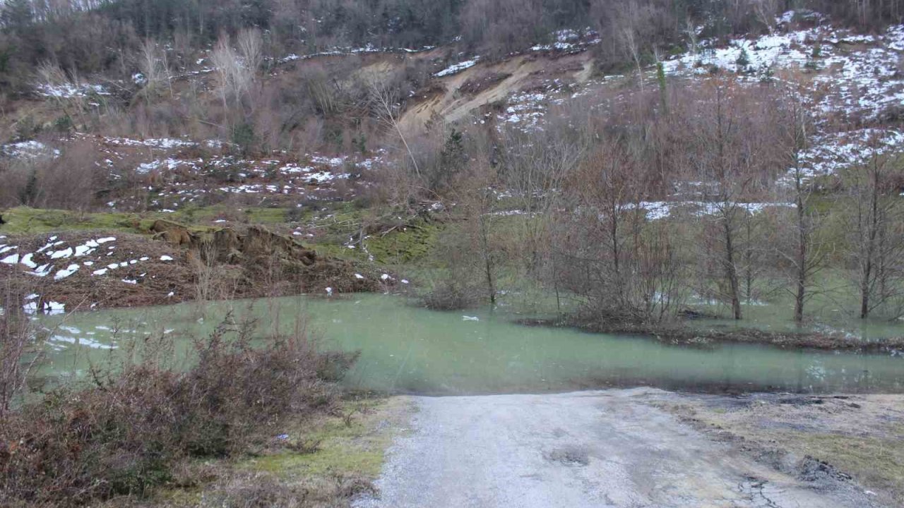 Türkeli’de kapanan yol gölete çıkıyor: Navigasyonla yola giren sürücü faciaya ramak kala durdu
