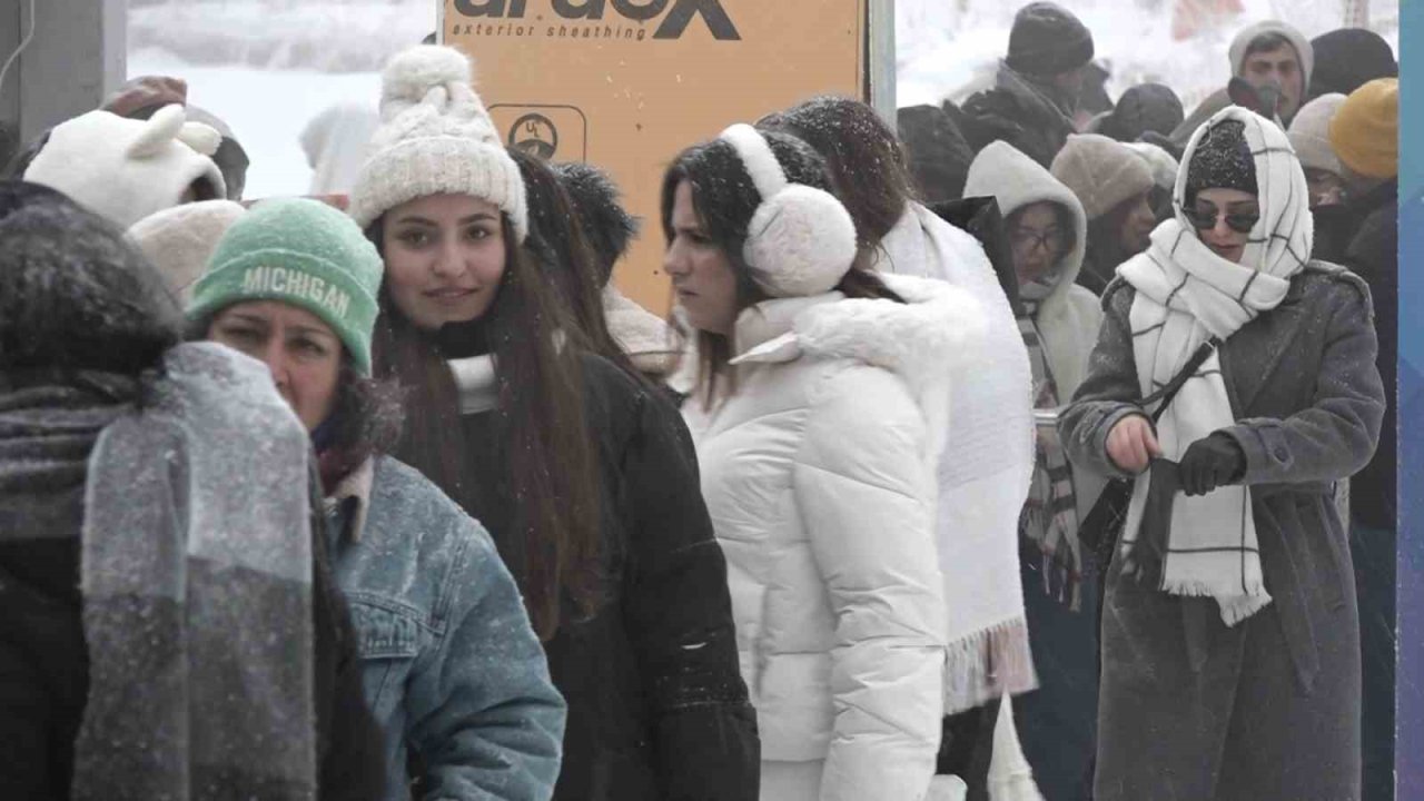 Uludağ’a yoğun kar yağdı, pistler doldu taştı