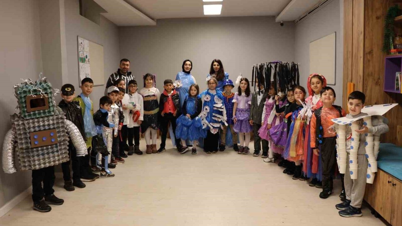 Ümraniye Belediyesi’nden çevre dostu moda defilesi: Atıklardan geri dönüşüm şıklığı