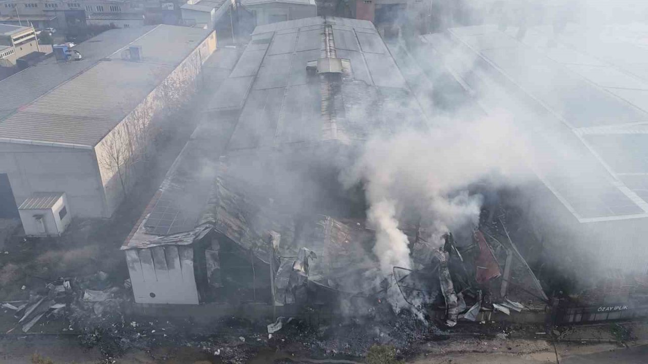 Uşak’ta iplik fabrikasında çıkan yangın büyümeden söndürüldü