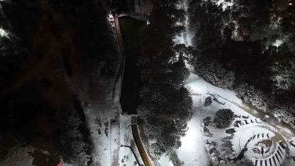 Uşak’ta mevsimin ilk karı yağdı: Beyaza bürünen kent böyle görüntülendi