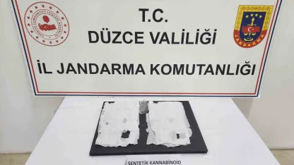 Uyuşturucu maddeyi peçeteye emdirip ayakkabısına saklamış