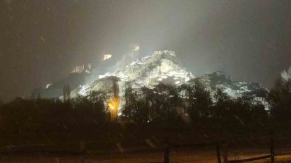 Van’da beklenen kar geldi: Kent merkezi beyaza büründü