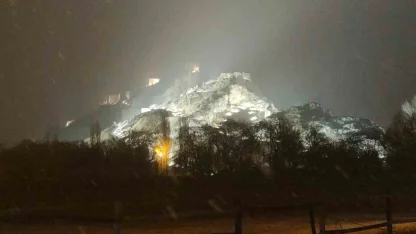 Van’da beklenen kar geldi: Kent merkezi beyaza büründü