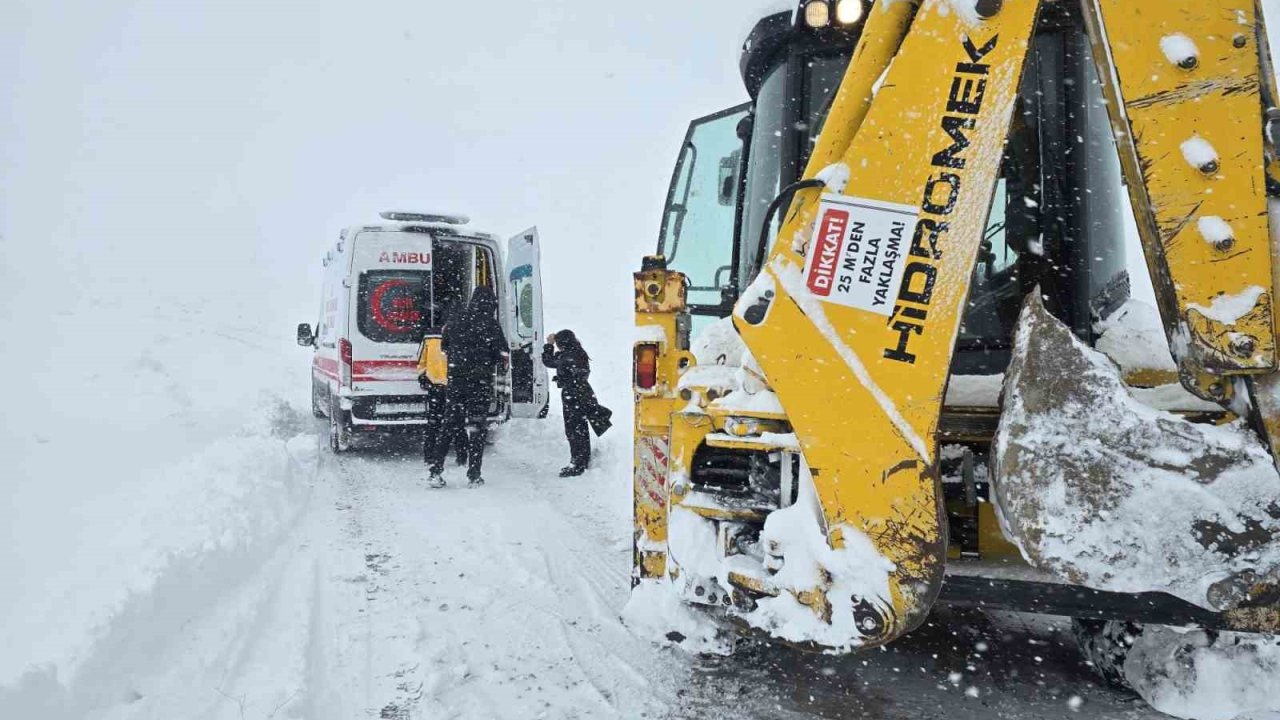 Van’da kar yağışı ulaşımı aksattı: Sağlık ve belediye ekipleri alarma geçti