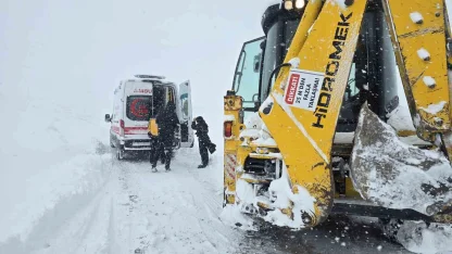 Van’da kar yağışı ulaşımı aksattı: Sağlık ve belediye ekipleri alarma geçti