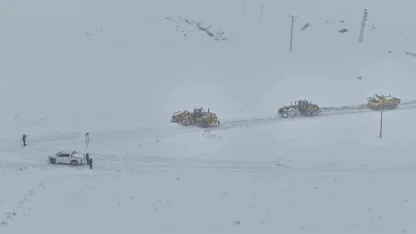 Van’da kardan dolayı kapanan 569 yolun 506’sı açıldı