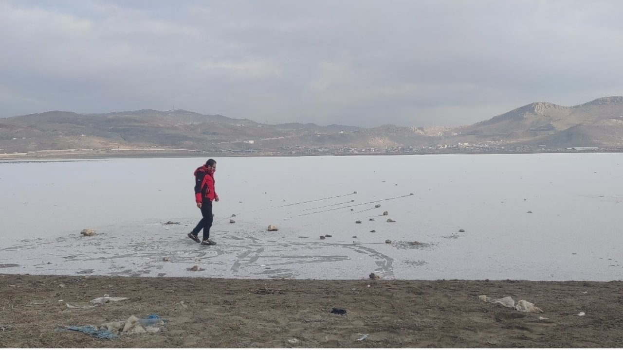 Van’da Sibirya soğukları: Sıhke Göleti’nin yüzeyi buz tuttu