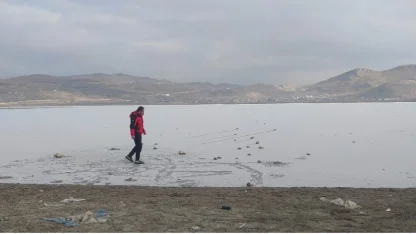 Van’da Sibirya soğukları: Sıhke Göleti’nin yüzeyi buz tuttu