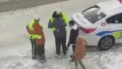 Van’da yürekleri ısıtan görüntüler: Trafik polisleri çocuklarla kartopu oynadı