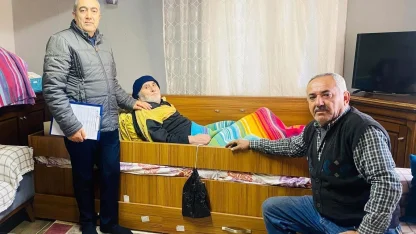 "Vatandaşa hizmet, Hakk’a hizmettir" diyerek yaşlıların ayağına gidiyor