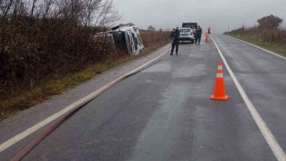 Vize-Soğucak Köyü yolunda petrol tankeri devrildi