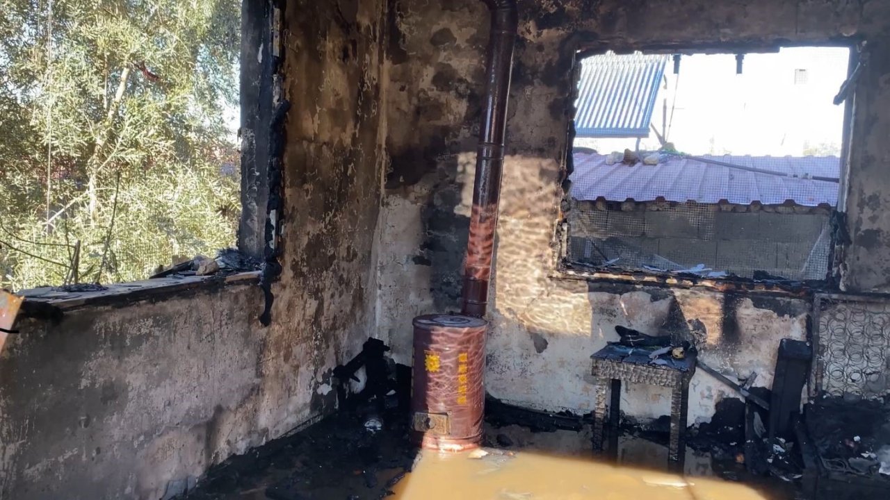 Yangında engelli çocukları bulunan ailenin evi küle döndü