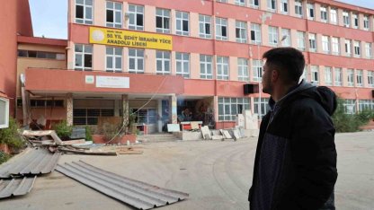 Yarım asırlık okulda yıkım çalışmaları başladı: Mezunlar son kez hüzünle gezdi