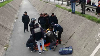 Yayaya yol veren motosikletli arkasından gelen otomobilin çarpmasıyla kanala uçtu