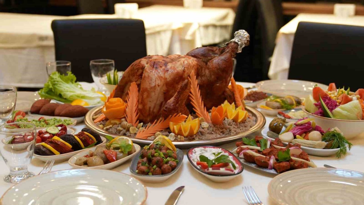 Yeni yıl akşamının lezzeti kestaneli bademli Sahan yılbaşı hindisi