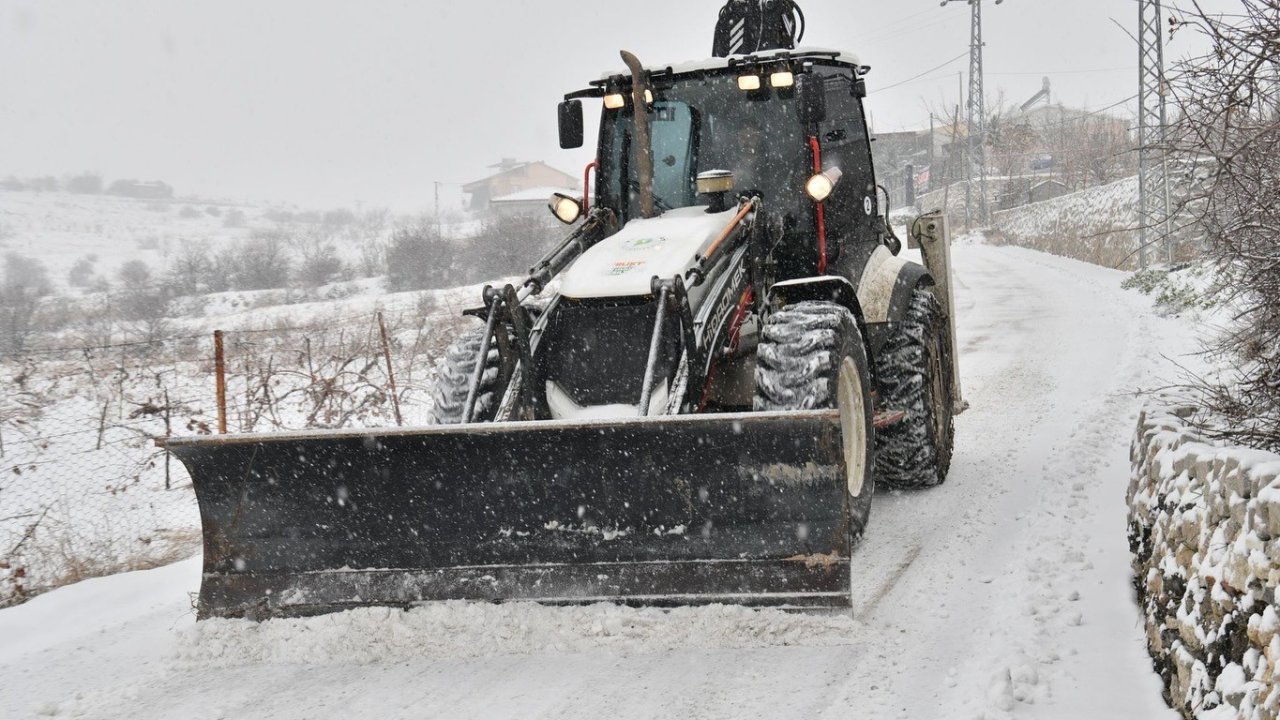 Yeşilyurt’ta karla mücadele aralıksız sürüyor