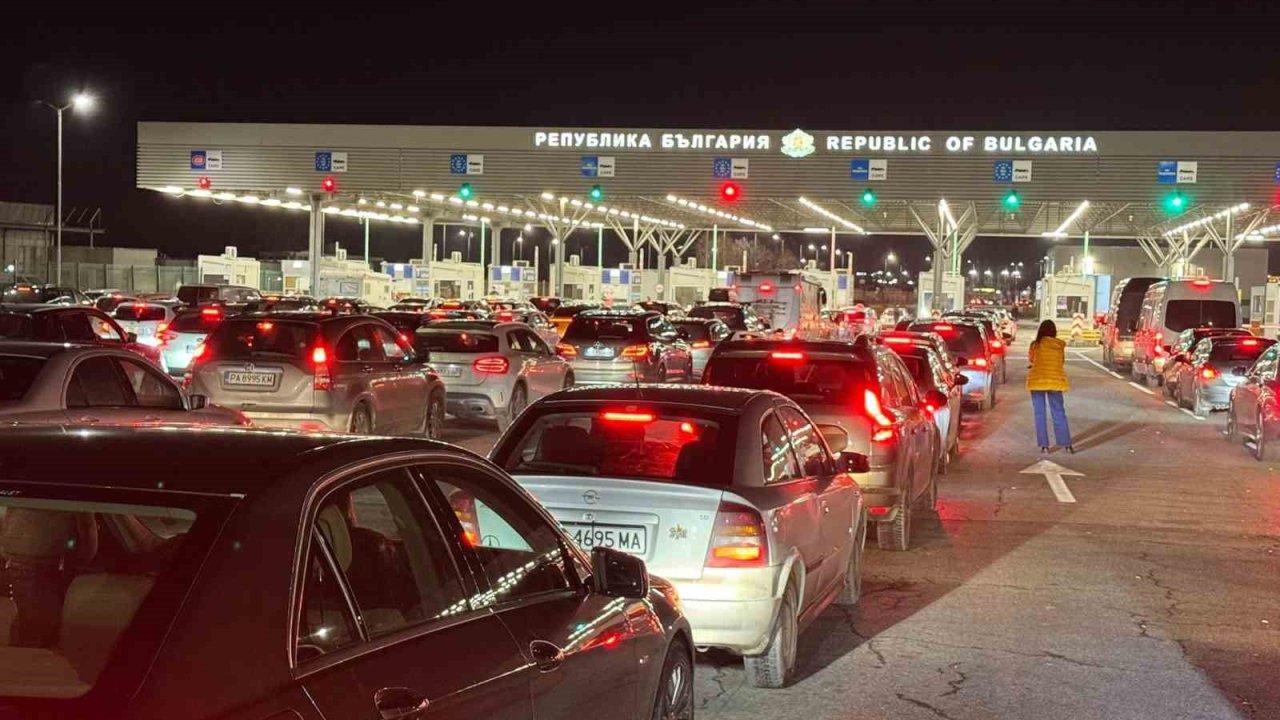 Yılbaşı alışverişini Edirne’de yapan Bulgaristan vatandaşları, dönüşte sınır kapılarında yoğunluk oluşturdu