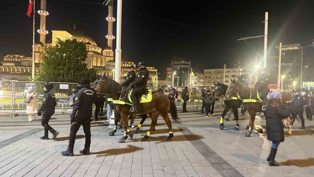 Yılbaşına saatler kala atlı polisler İstiklal Caddesi’nde devriyede