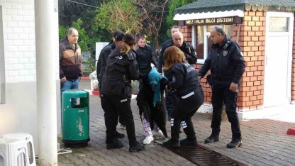 Yola bıraktığı çanta polisi alarma geçirdi, gözaltına alınırken güçlük yaşattı
