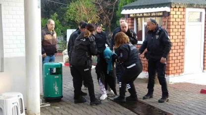 Yola bıraktığı çanta polisi alarma geçirdi, gözaltına alınırken güçlük yaşattı