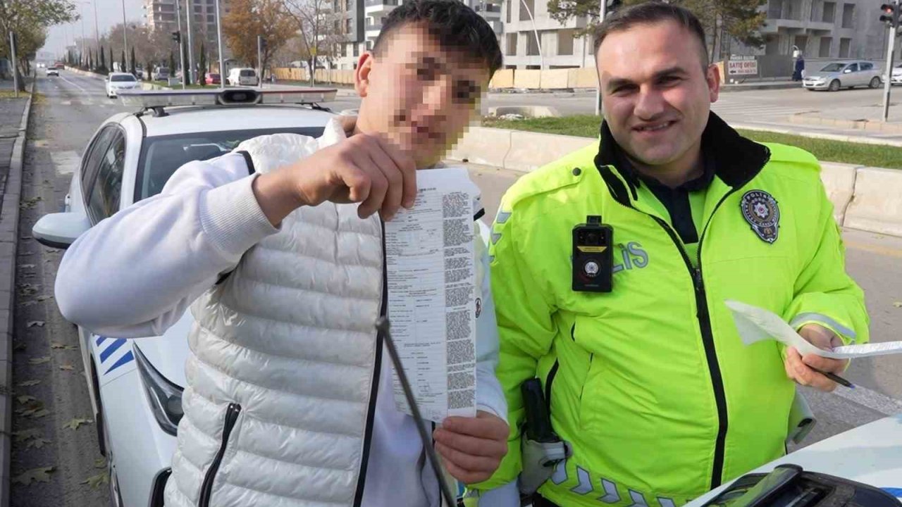 Yolcu kapısından inen ehliyetsiz sürücü drondan kaçamadı: "Gafil avlandım" dedi, ceza makbuzuyla hatıra fotoğrafı çektirdi