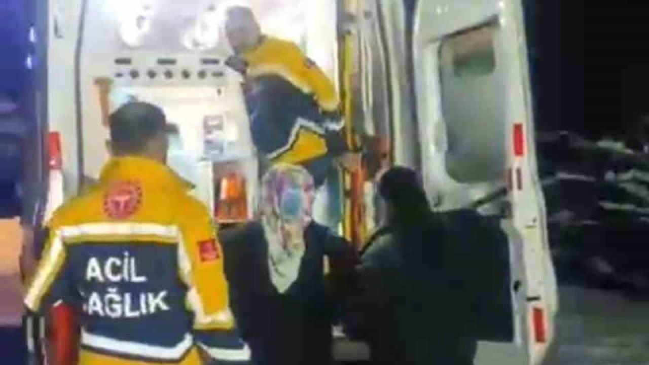 Yolu kapanan köyde doğum sancısı tutan kadın 2 saat süren çalışmayla hastaneye ulaştırıldı