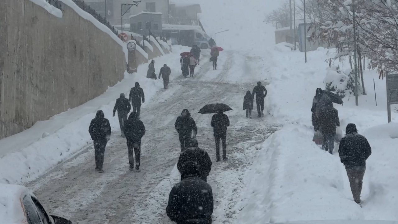 Yüksekova’da beyaz esaret: Vatandaşlar araçlarını bırakıp yürüdü